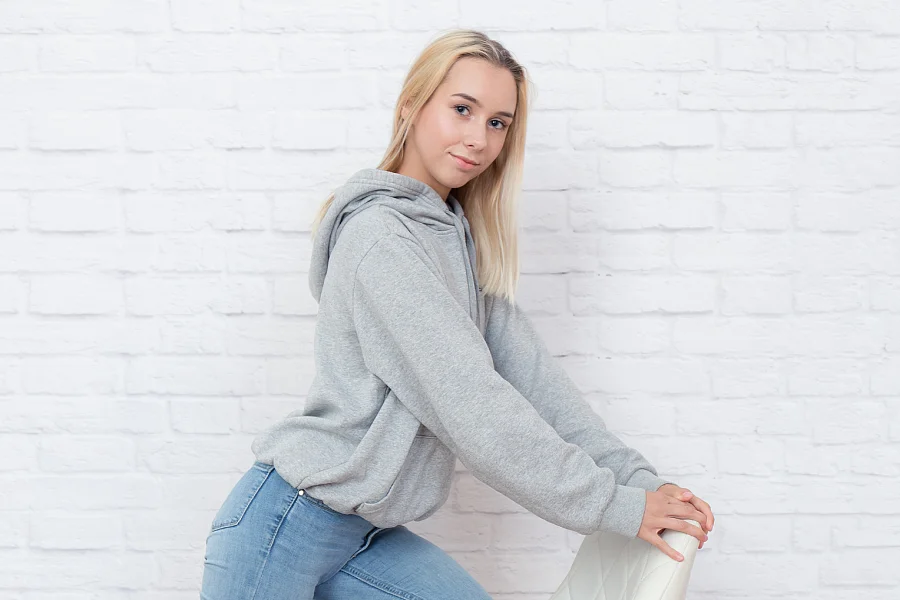 Kelly Gets Down And Opens Herself For First Nude Casting