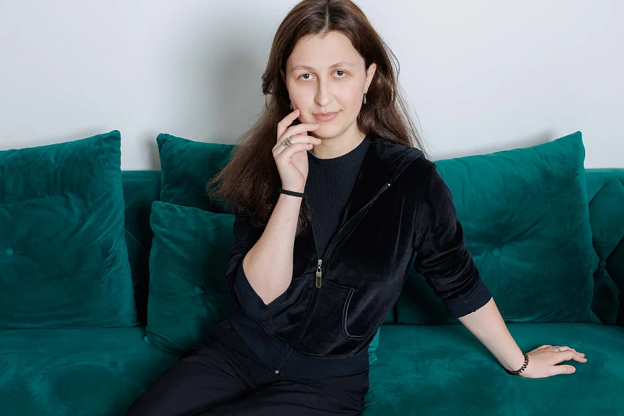 Kima Kiss Lets Her Large Natural Tits Drop In Her Casting