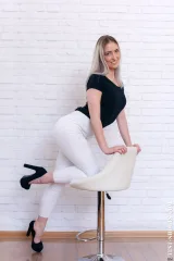 Alissa big bottom girl poses first time naked in casting Preview picture 1