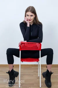 Young long legs teenmodel Mary Moon