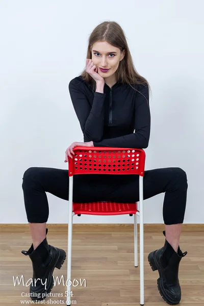 Young long legs teenmodel Mary Moon